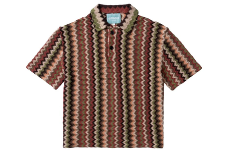 Short-sleeve shirt with a zigzag pattern on a white background